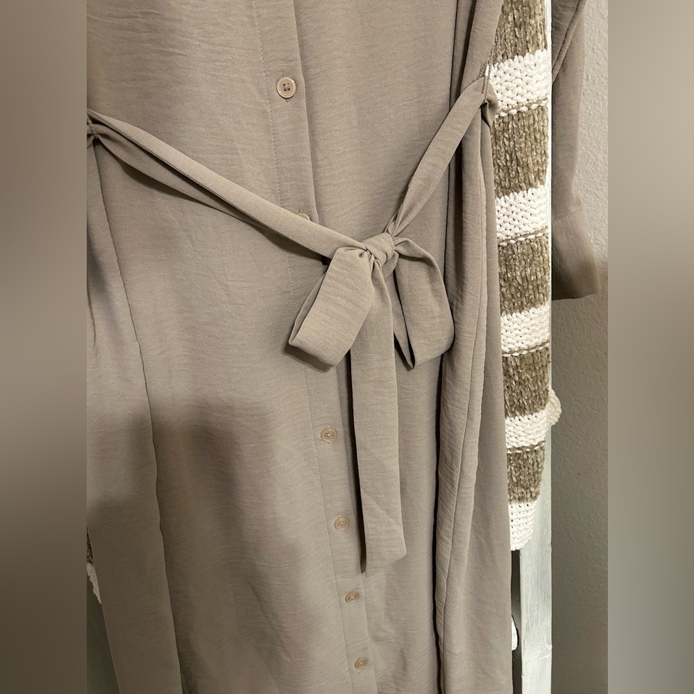 DKNY shirt dress with belt. Size 6. - Picture 5 of 11